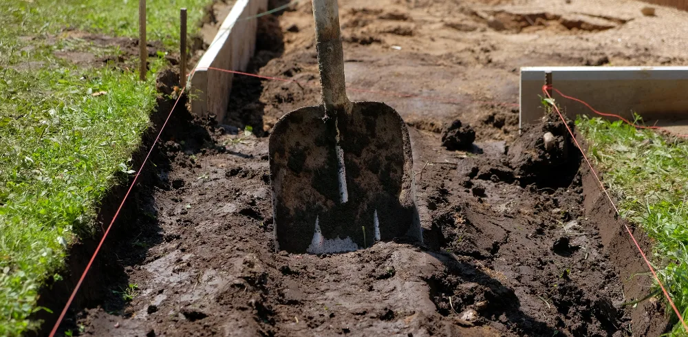 Gabionenzaun bauen - wie bereitet man den Untergrund für den Gabionenzaun vor?