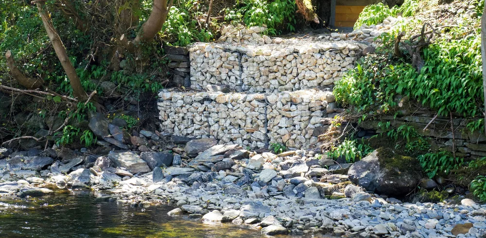 Gabionen für den Wasserrückhalt – moderner Gabionenzaun