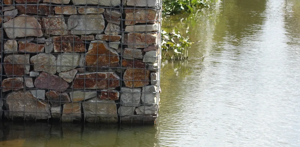 Moderne Gabionenkonstruktionen im Wasserbau